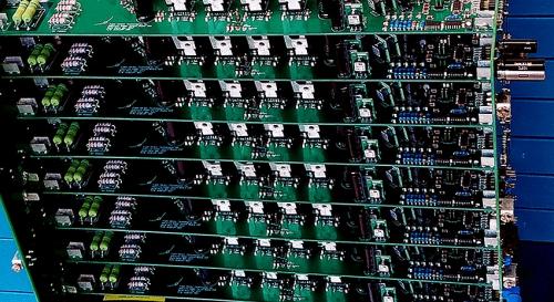 Der modulare Aufbau des induktiven Addierers von Eagle Harbor Technologies ermöglicht die Skalierung auf höhere Spannungen, die mit einer großen Bandbreite von Lasten ausgestattet sind. 