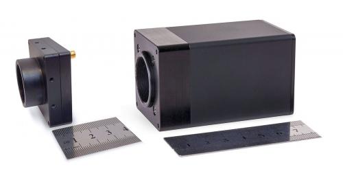 CMOS Kaya Instruments Eisenkameras mit Linealen, die kleine Größen der Fensterläden zeigen.