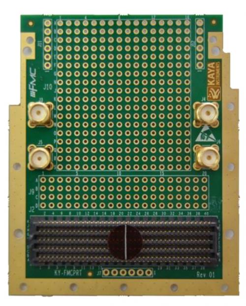 Kaya KY-FMC-PRT Prototyp-Board Front-Außenansicht mit FMC-Anschluss, J9 Break-Out-Matrix und Prototyp-Matrix.