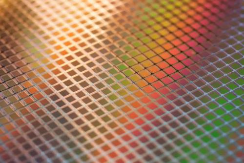 Zwei Schritte des Atomic Layer Etching (ALE) - Chemische Modifikation wirkt sich auf die obersten Atomlagen des Materials aus, und ein Ätzschritt entfernt diese modifizierten Bereiche.