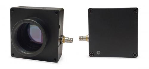 Kaya Instruments dünne, robuste Iron CoaXPress 12G Kamera mit rechtwinkliger Anschlussoption.