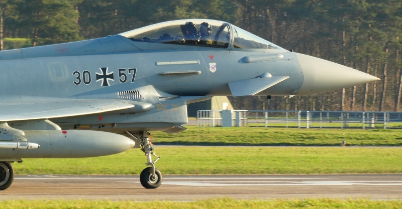 Militär und Verteidigung: Eurofighter Typhoon ist ein europäisches multinationales zweimotoriges Mehrzweck-Jäger mit Canard-Deltaflügel.
