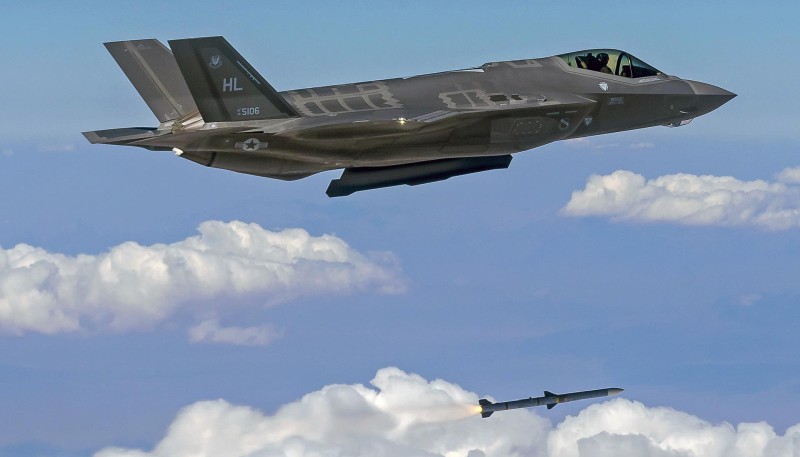 Militär und Verteidigung: F-35 Lightning II ist eine amerikanische Familie von einsitzigen, einmotorigen Allwetter-Stealth-Mehrzweck-Kampfflugzeugen.